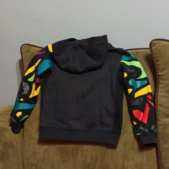 Nike boys multi color hoodie has patches that feel like leather. - Picture 15 of 17